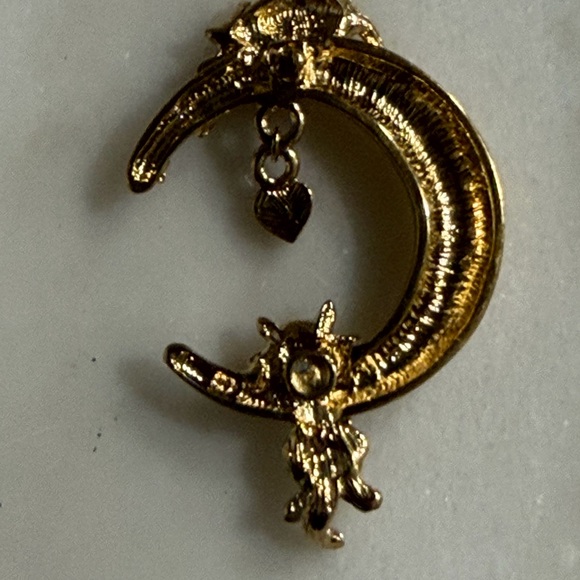 Vintage gold tone crescent moon with hanging cat jewelry component, celestial - Picture 3 of 5